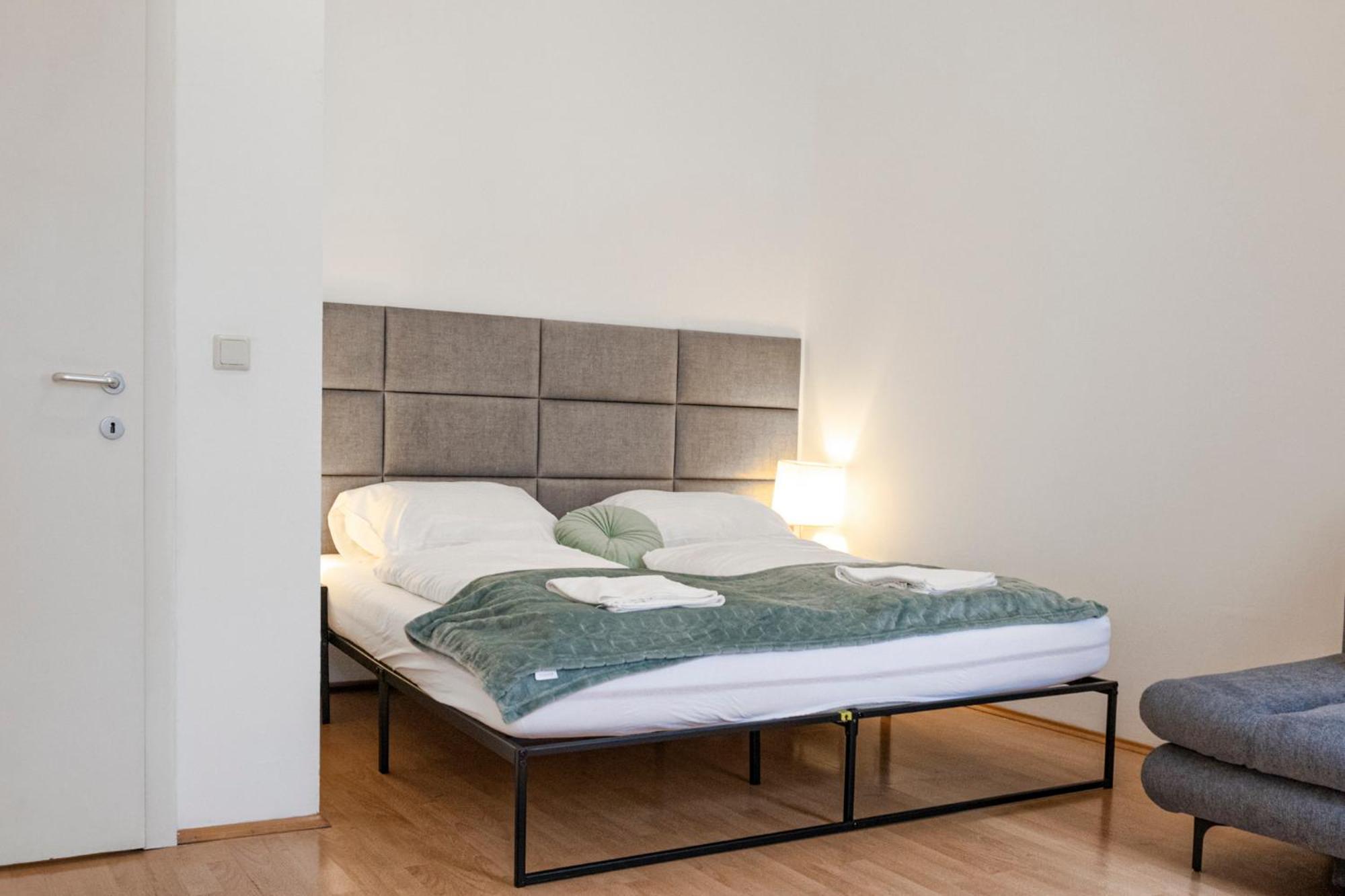 2br Shared Only 7min To Wiener Stadthalle Apartment
